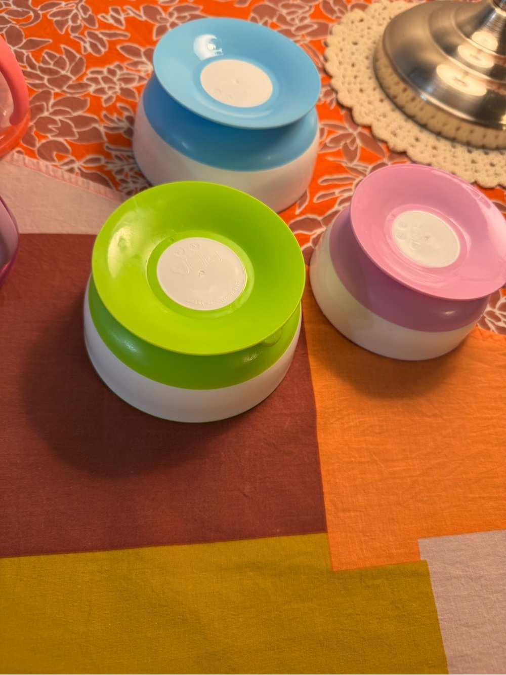 3 Munchkin Stay Put Suction Bowls & 2 Munchkin snack catcher containers - Picture 9 of 13
